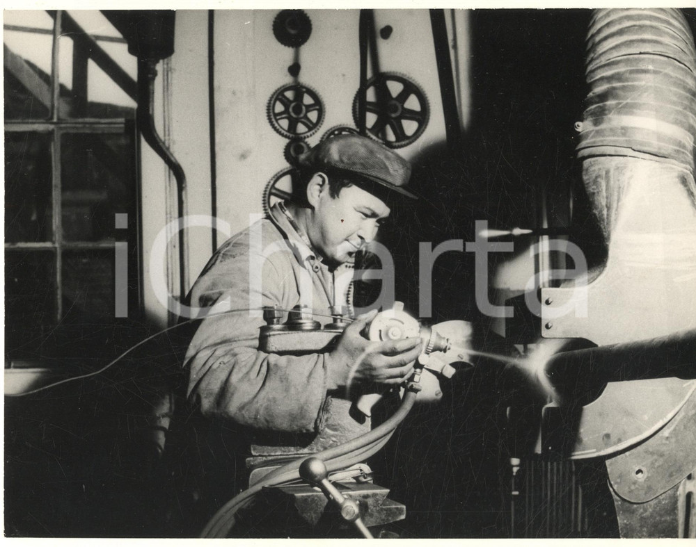 Fotografia d epoca originale 1970 ca SISIMIUT GROENLANDIA Operaio in un cantiere navale Foto COSTUME 1