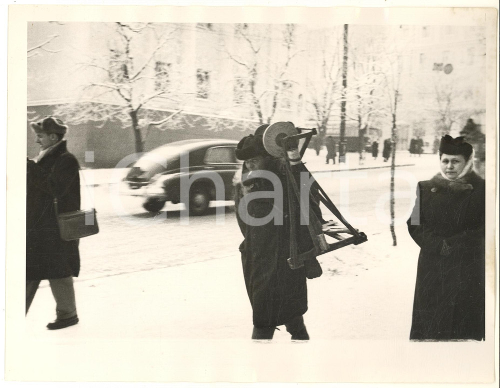 Fotografia d epoca originale 1954 KIEV UKRAINE People of Soviet Russia  Knife grinder in snow Photo 1