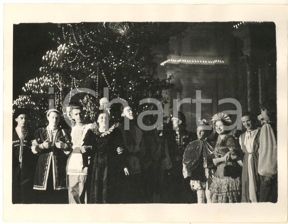 Fotografia d epoca originale 1954 BAKU AZERBAIJAN People of Soviet Russia  A seller behind his merchandise 1