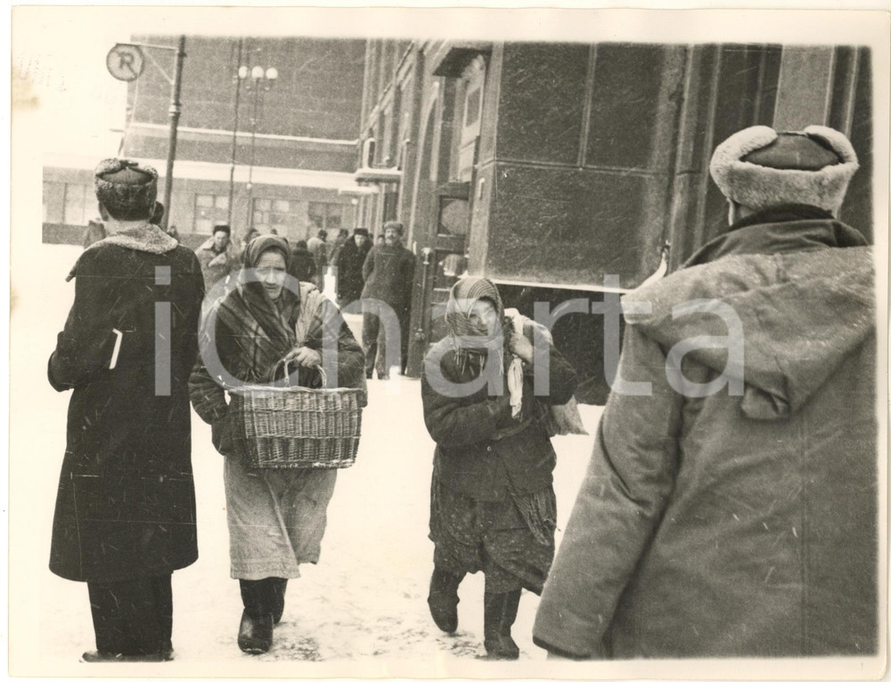 Fotografia d epoca originale 1955 ca ODESSA UKRAINE, USSR Heavily laden women in a snowy street Photo 1