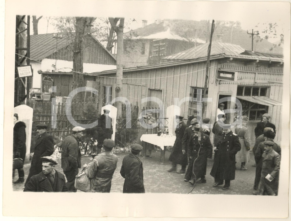 Fotografia d epoca originale 1955 ca AZERBAIJAN USSR  Soldiers and poor civilians at a food and drink stand 1