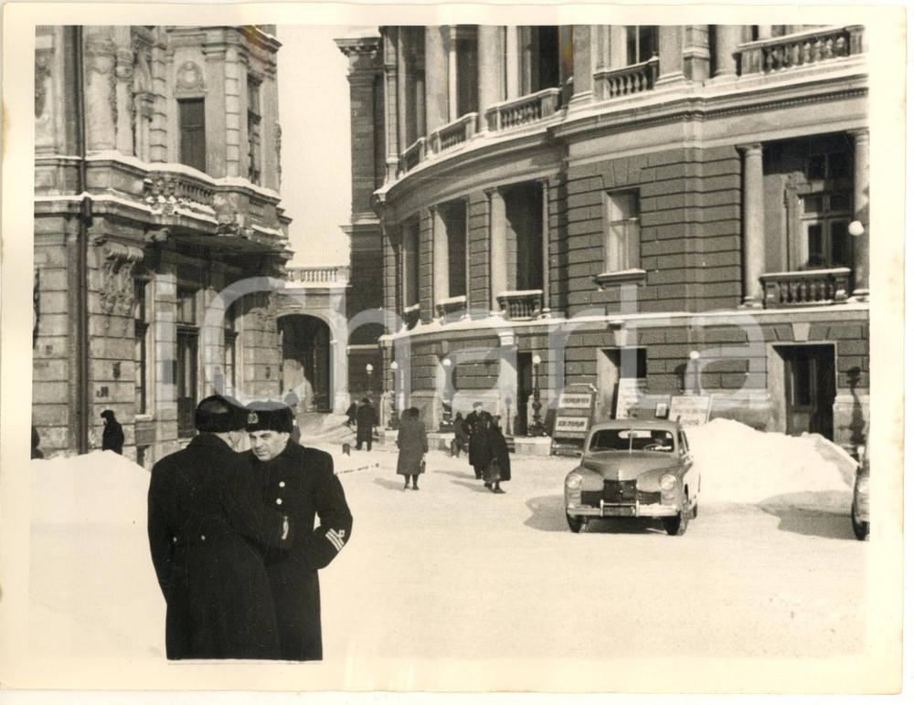 Fotografia d epoca originale 1955 ca ODESSA USSR Members of Russia s Merchant Marine near National Theater 1