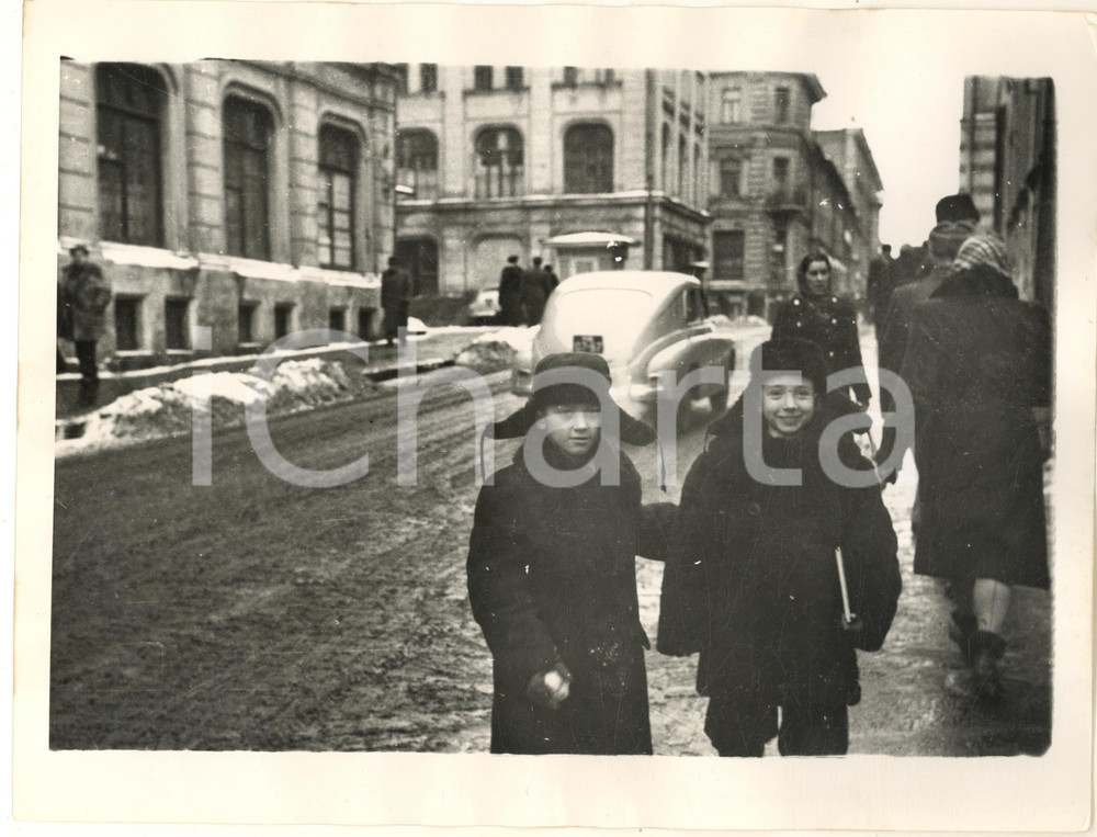 Fotografia d epoca originale 1955 ca ODESSA USSR Members of Russia s Merchant Marine near National Theater 1