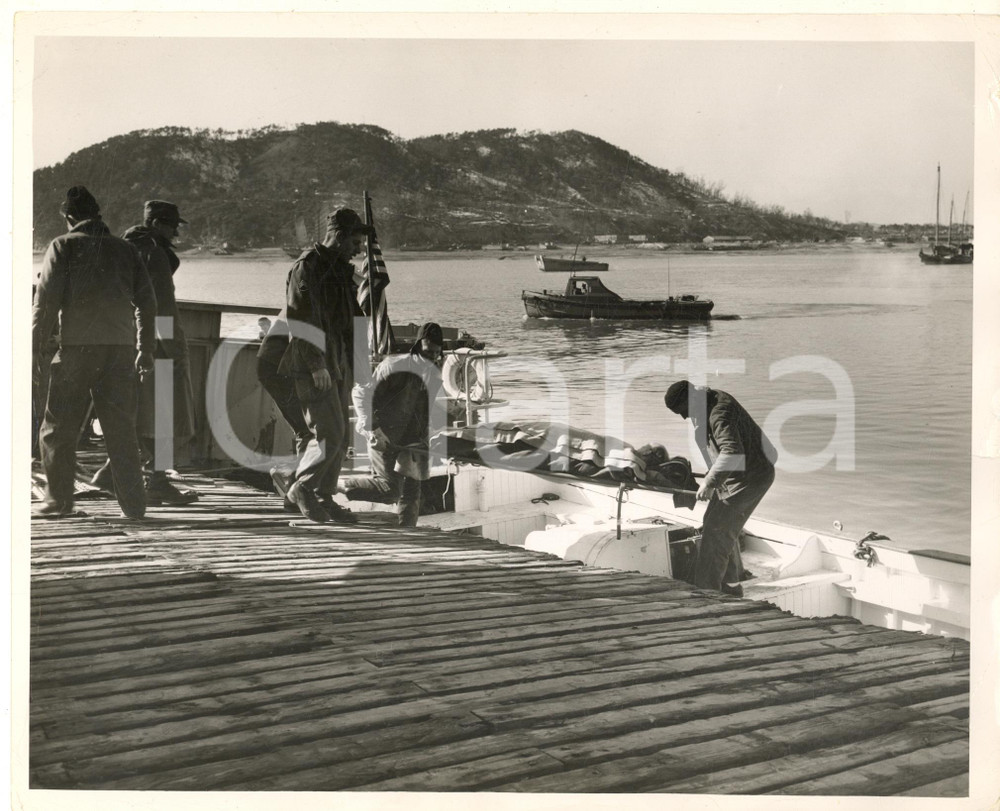Fotografia d epoca originale 1951 Port of INCHOEN SOUTH KOREA Navy personnel loading a wounded U.S. Marine 1