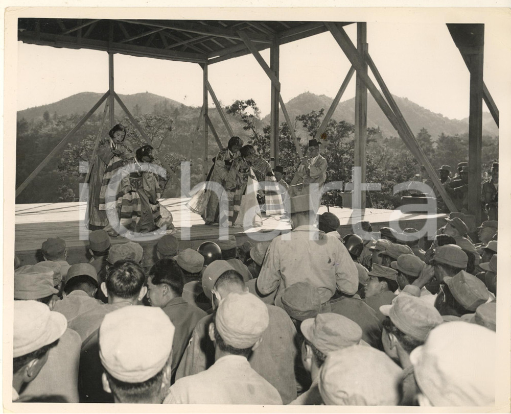 Fotografia d epoca originale 1951 Port of INCHOEN SOUTH KOREA Navy personnel loading a wounded U.S. Marine 1
