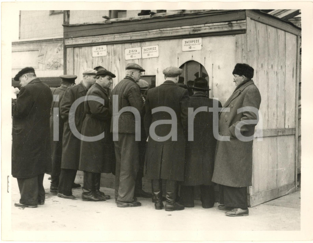 Fotografia d epoca originale 1955 ca USSR People of Soviet Russia  Bettors near a clubhouse Photo 23x18 cm 1