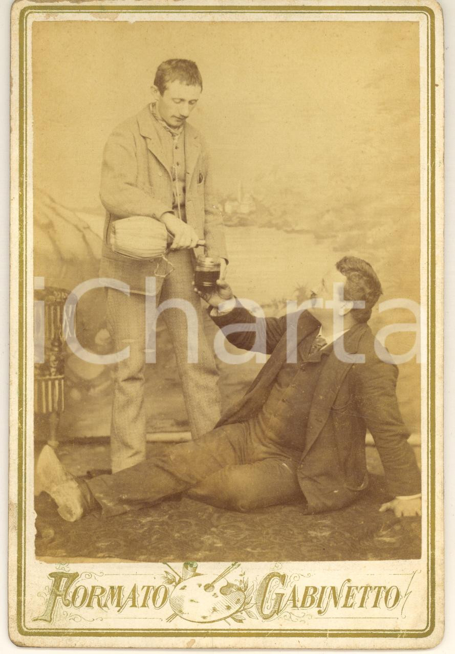 Fotografia d epoca originale 1890 ca BERGAMO Ubriachi con fiasco e bicchiere Foto RARA  L. PENENGHI 1
