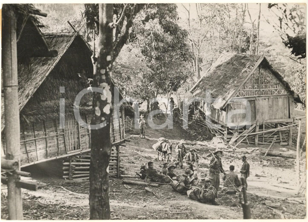 Fotografia d epoca originale 1954 LAOS  Operation CONDOR  Viet MInh in an abandoned Laotian village Photo 1