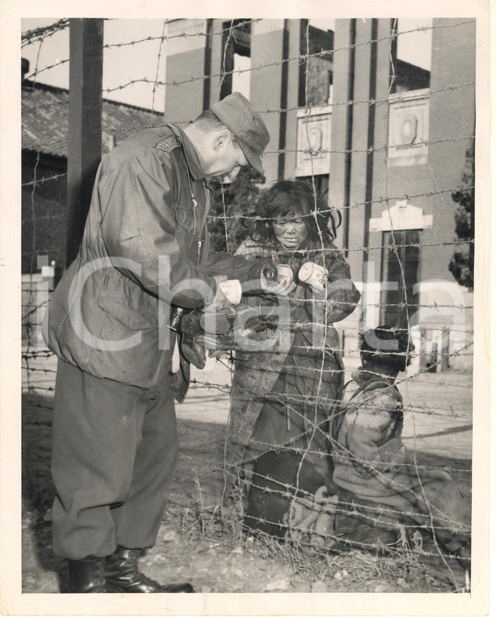 Fotografia d epoca originale 1951 INCHEON SOUTH KOREA Chaplain H. W. OGDEN donating food to a mother Photo 1