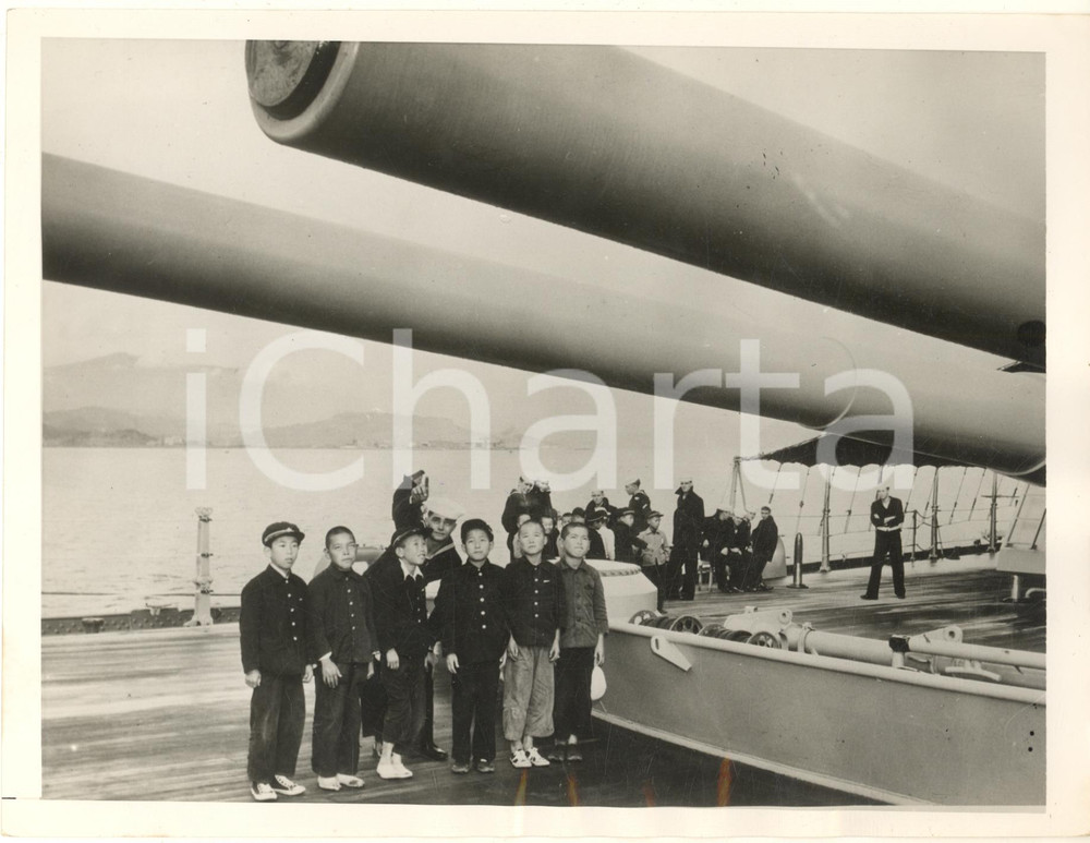 Fotografia d epoca originale 1951 SASEBO JAPAN Little Japanese boys visiting USS Wisconsin battleship PHOTO 1