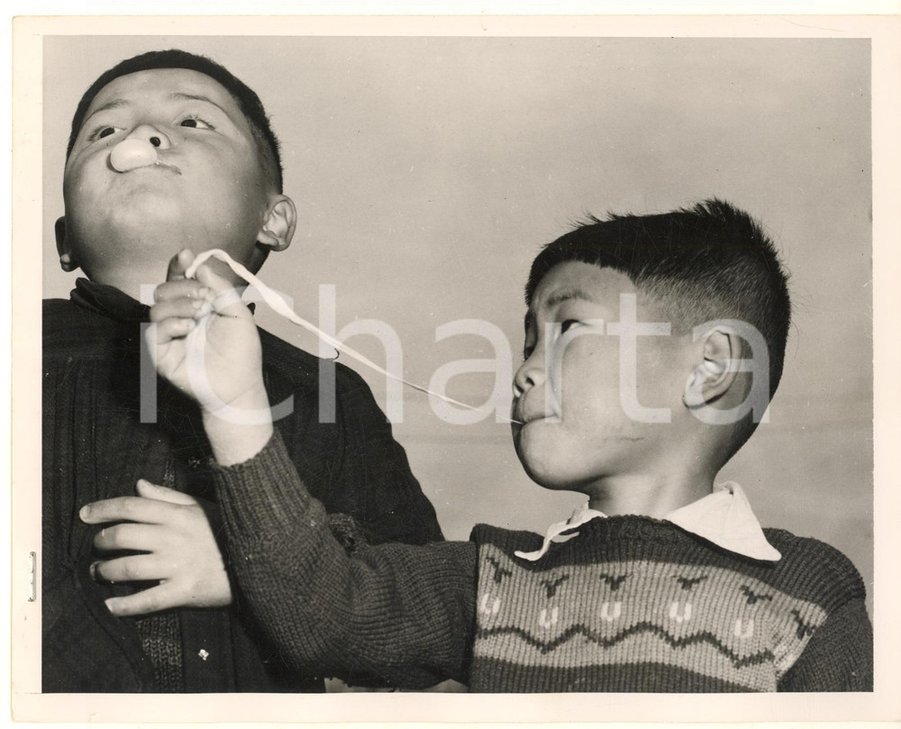 Fotografia d epoca originale 1955 ca JAPAN  Tokyo boys with bubble gum in American style Photo 23x18 cm 1