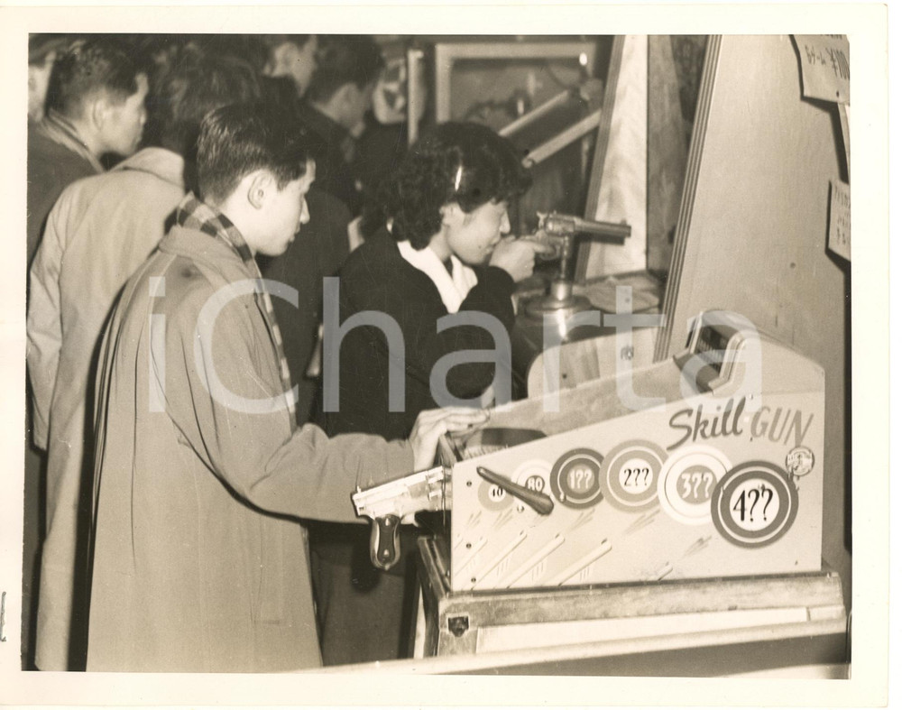 Fotografia d epoca originale 1955 ca TOKYO JAPAN Crowd of young Japanese for Penny Arcades  Photo 23x18 cm 1