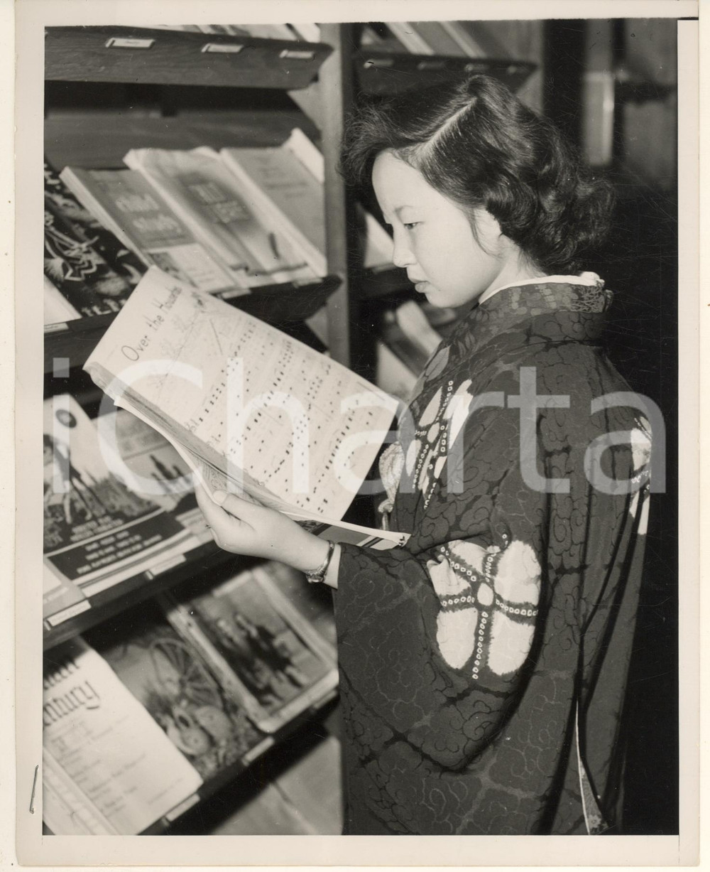 Fotografia d epoca originale 1955 ca TOKYO JAPAN Young Japanese girl studying American songs Photo 18x23 1