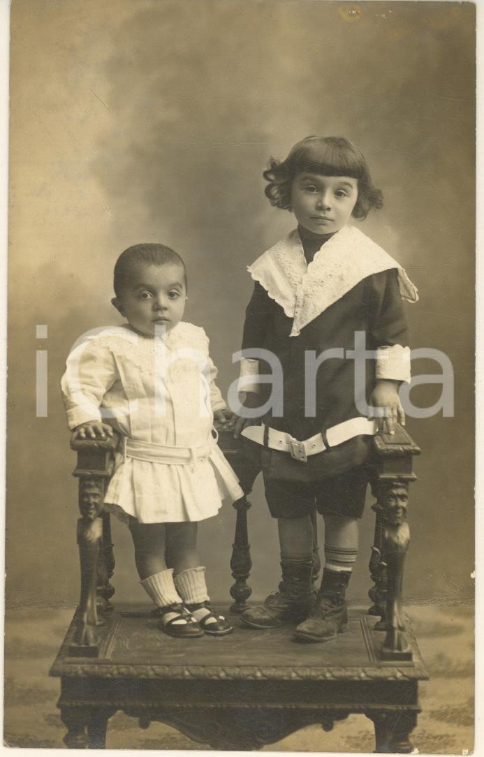 Fotografia d epoca originale 1920 ca CARPI MO Due fratellini su poltrona  Ritratto Foto P. ORLANDINI 1