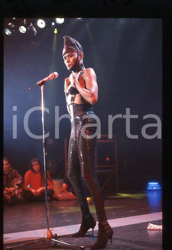Fotografia d epoca originale 1985 ca MUSICA Grace JONES durante un concerto  35mm vintage slide 27 1