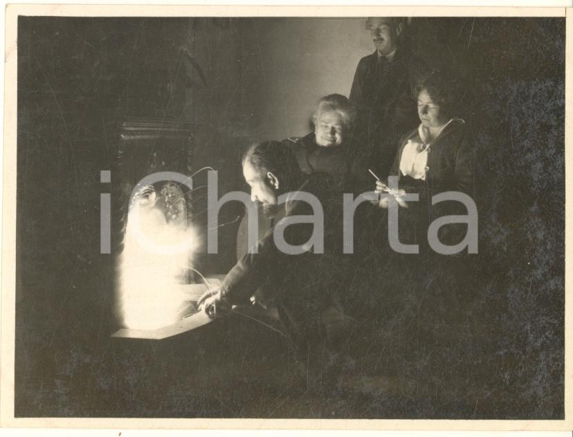 Fotografia d epoca originale 1919 ORNAVASSO VCO Accensione del camino Foto artistica 11x8 cm 1