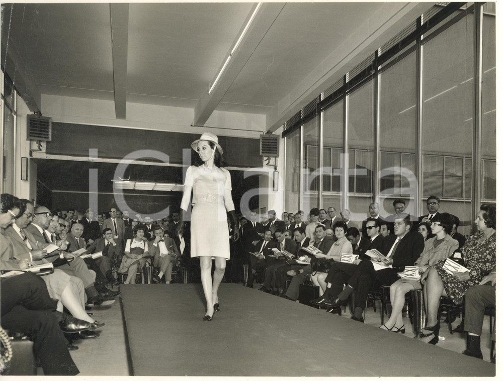 Fotografia d epoca originale 1967 FIERA DI MILANO  XXI MITAM  Sfilata di moda Fotografia 24x18 1 1