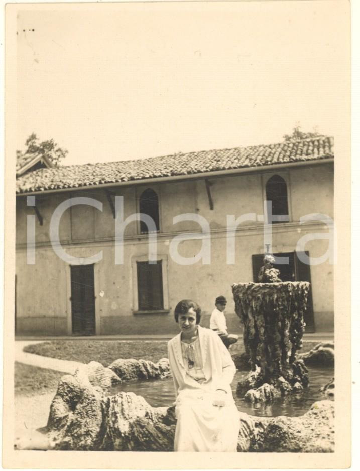 Fotografia d epoca originale 1925 ALPE TURATI /ALBAVILLA Donna presso Albergo LA SALUTE Foto 9x12 cm 1