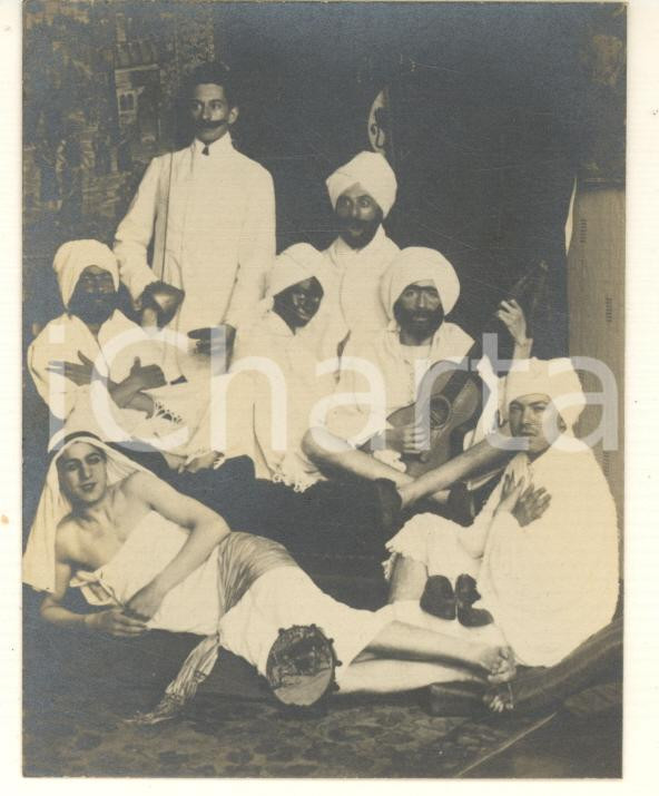 Fotografia d epoca originale 1910 ca MITTWEIDA Carnevale  Giovani in costume arabo  Foto CURIOSA 8x9 cm 1