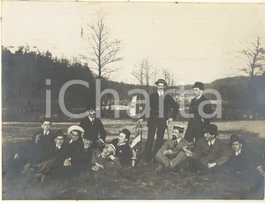 Fotografia d epoca originale 1910 ca MITTWEIDA / GERMANY Giovani del Club Italia al parco   Foto 11x8 1