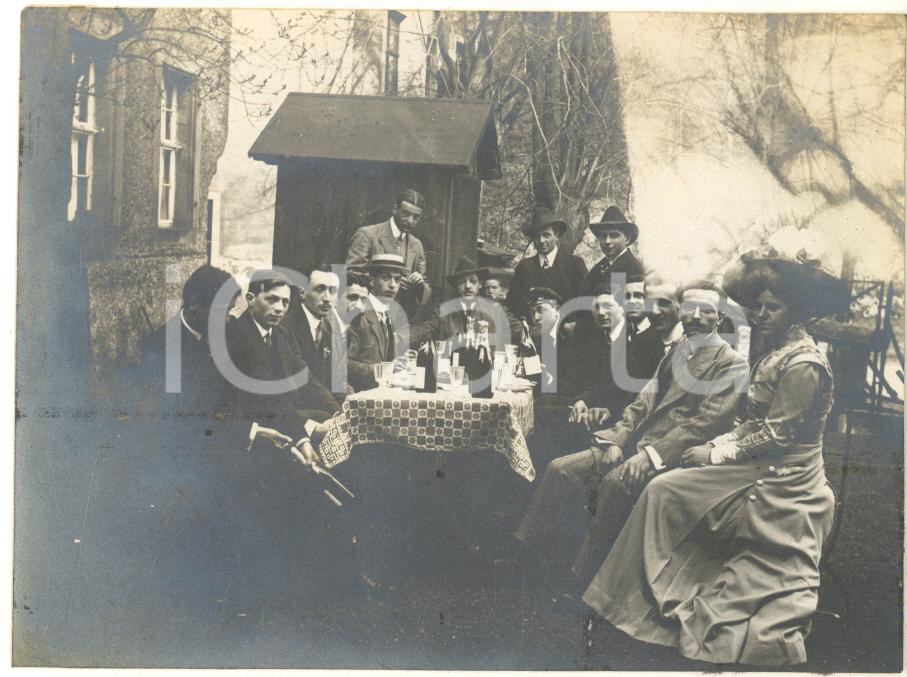 Fotografia d epoca originale 1910 ca MITTWEIDA / GERMANY Giovani del Club Italia  a pranzo  Foto 11x8 1