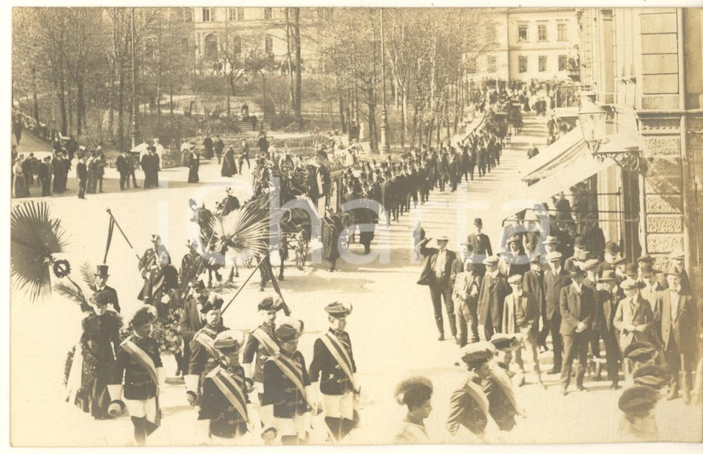 Fotografia d epoca originale 1910 ca MITTWEIDA / GERMANY Corteo con carrozze in centro  Foto RARA 14x9 cm 1