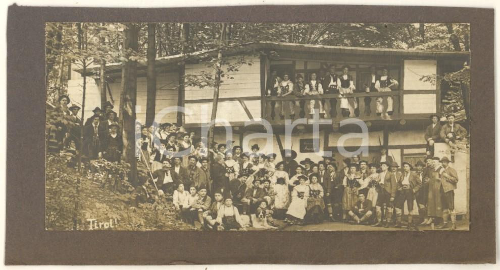 Fotografia d epoca originale 1910 ca PASSIRIA BZ Evento con abitanti in costumi altoatesini Foto 12x7 cm 1