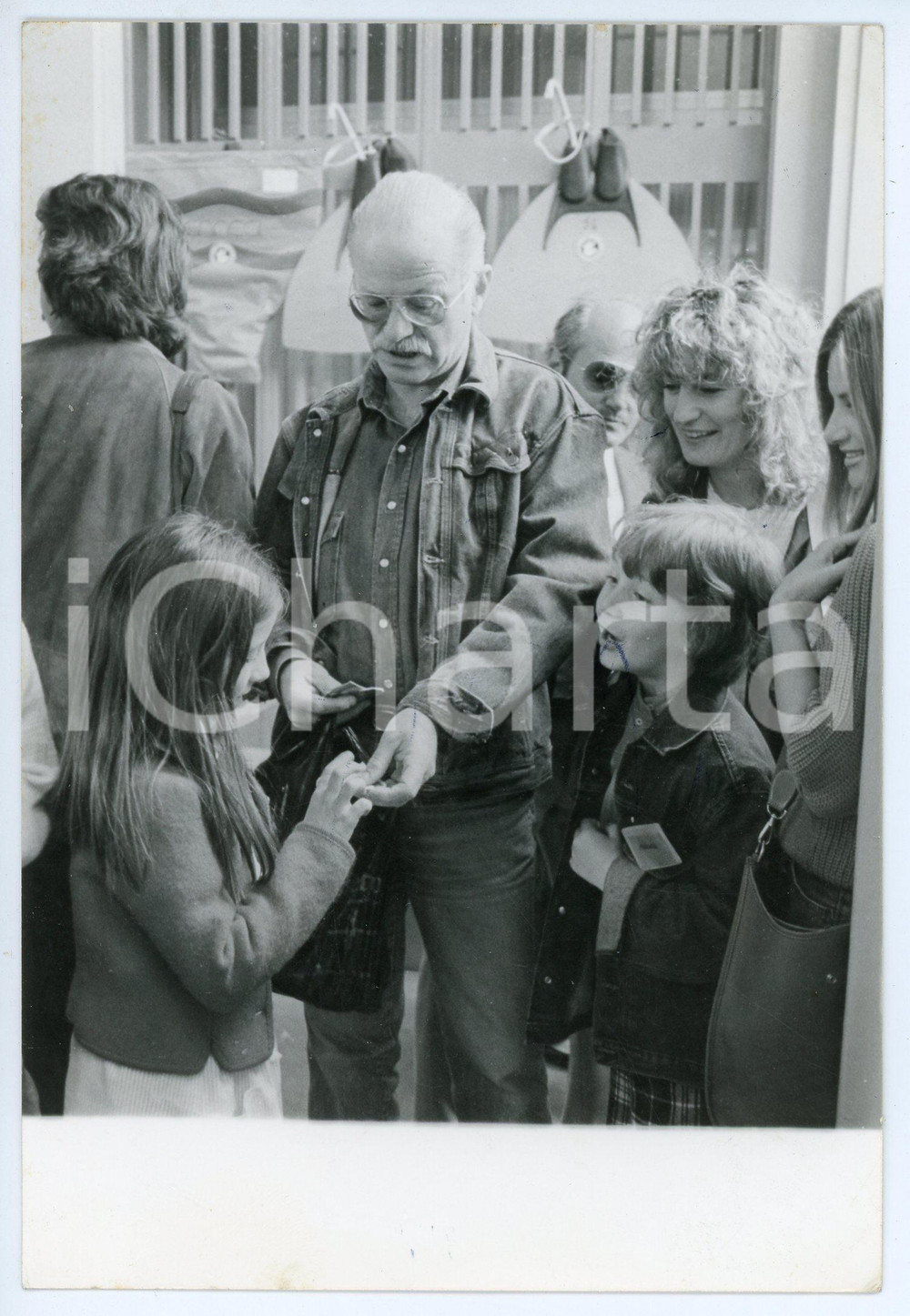 Fotografia d epoca originale 1995 ca PESARO Gino PAOLI con piccoli fan  Foto 12x17 cm 1
