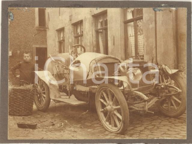 Fotografia d epoca originale 1910 ca MITTWEIDA Bambino con automobile incidentata Foto CURIOSA 8x6 cm 1