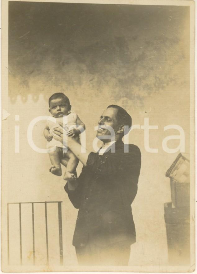 Fotografia d epoca originale 1929 MILANO Corso Vercelli 8  Padre con il figlio in braccio Foto 8x11 cm 1