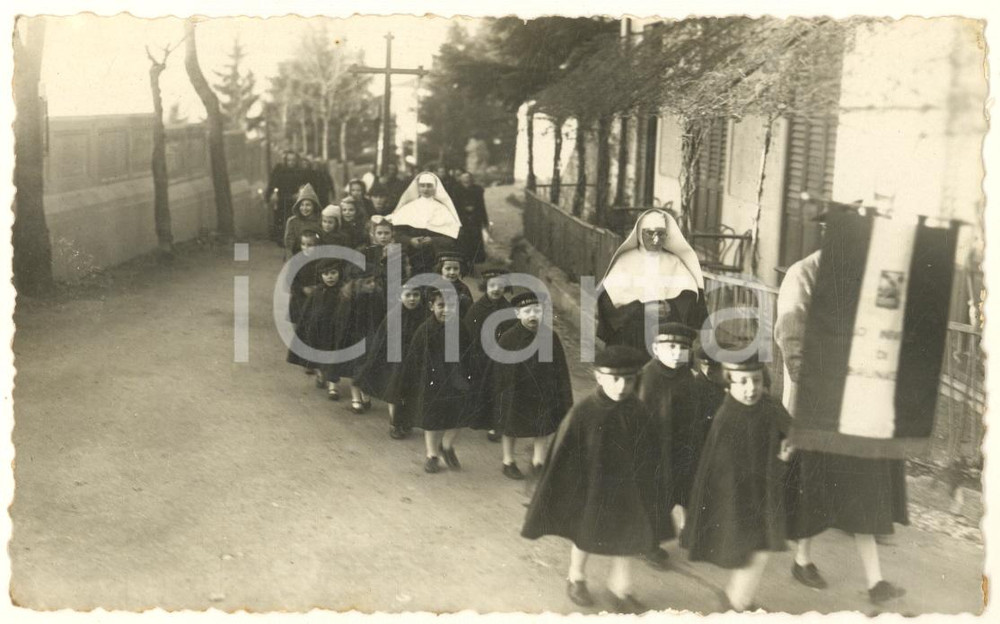 Fotografia d epoca originale 1950 ca BRUNATE CO Processione con suore e bambini di un asilo Foto 14x9 cm 1