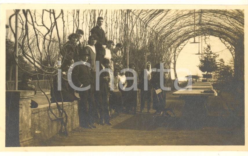 Fotografia d epoca originale 1920 BLEVIO /COMO Gruppo di amici sotto un pergolato  Fotografia anonima 12x8 1