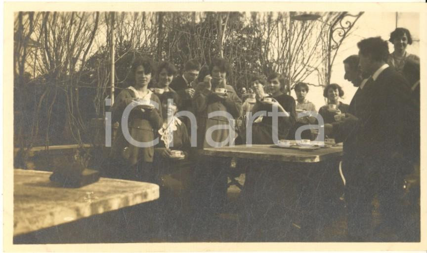 Fotografia d epoca originale 1920 BLEVIO /COMO Un the tra amici sotto un pergolato  Fotografia anonima 12x8 1