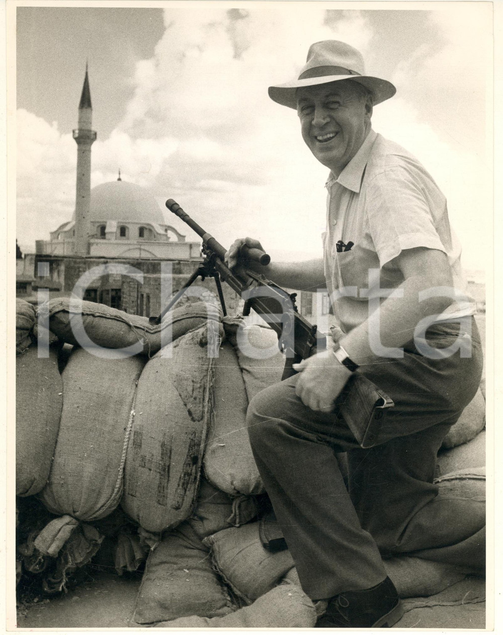Fotografia d epoca originale 1960 CINEMA Otto PREMINGER sul set di Exodus con una mitragliatrice Foto 1
