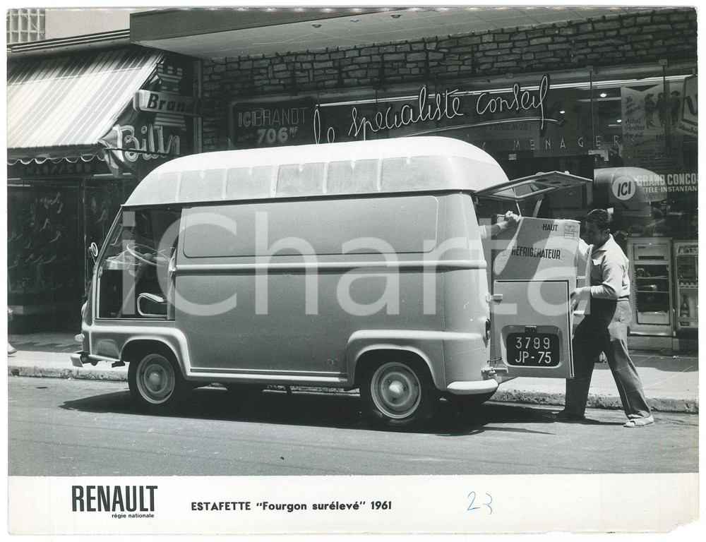 Fotografia d epoca originale 1961 RENAULT  ESTAFETTE Ouvriers chargent réfrigérateur dans furgon  Photo 1