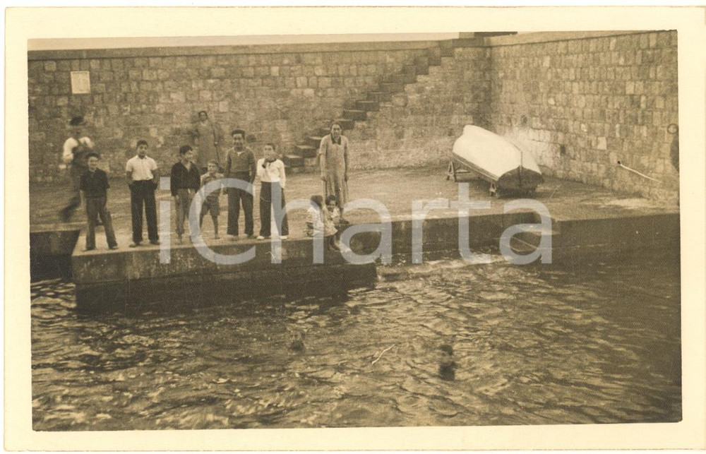 Fotografia d epoca originale Ottobre 1935 SORRENTO Ragazzi nuotano al porto Foto artistica 14x9 cm 1