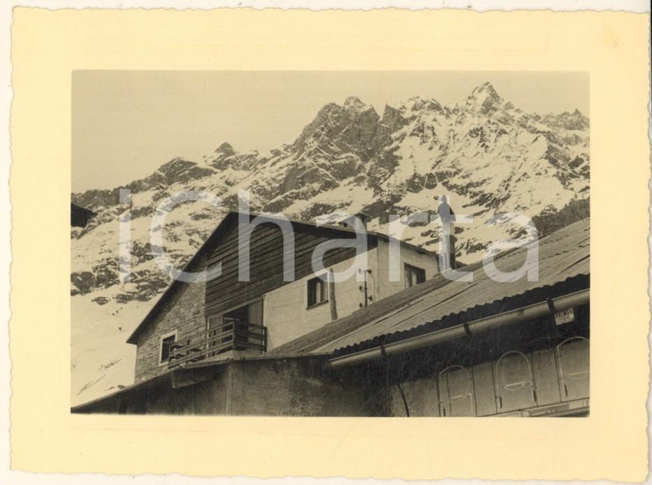 Fotografia d epoca originale Aprile 1955 ALPI CERVINIA Veduta con una baita  Fotografia vintage 12x9 cm 1
