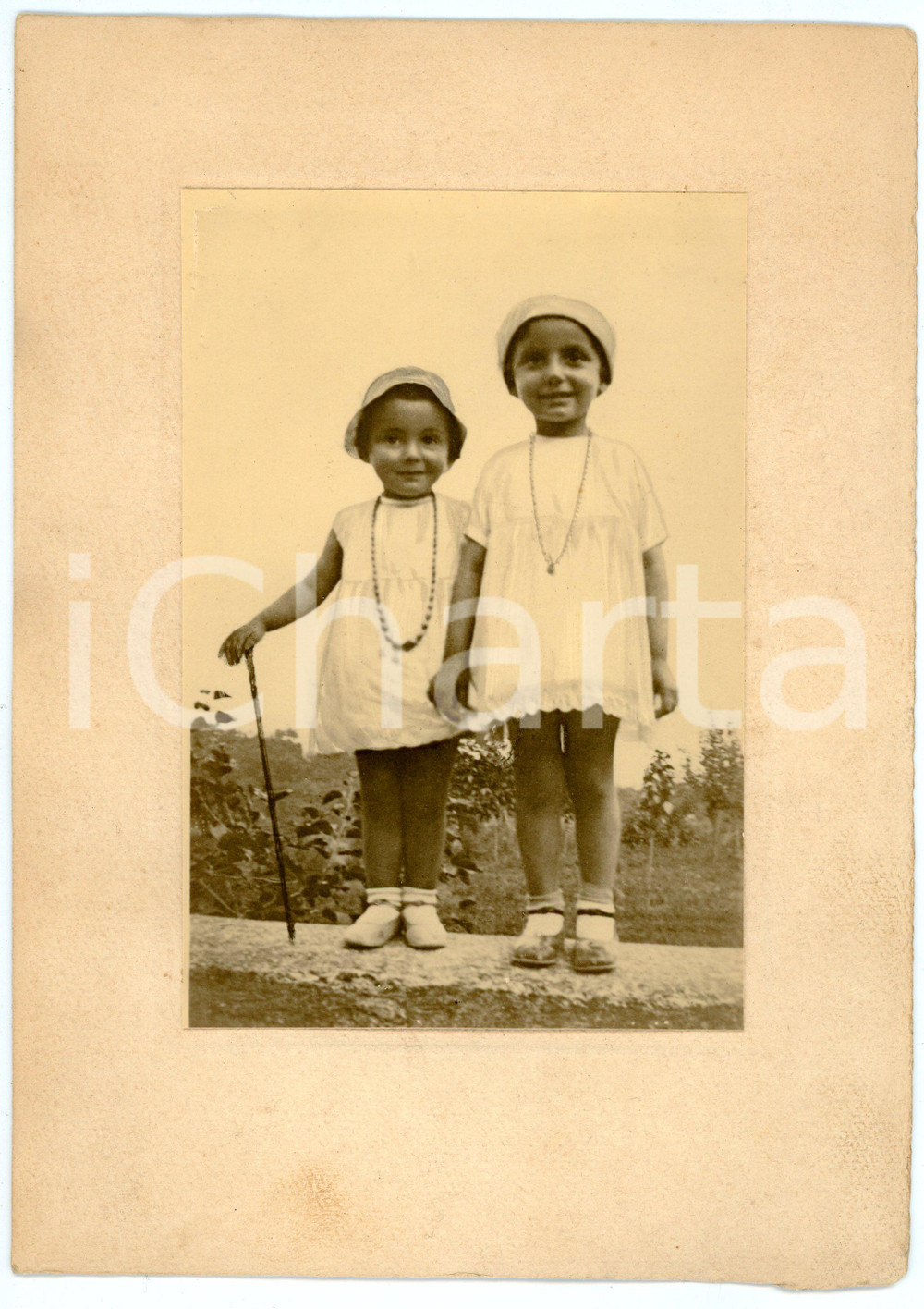 Fotografia d epoca originale 1920 ca ITALIA  COSTUME Sorelline in abito bianco  Fotografia 17x24 cm 1