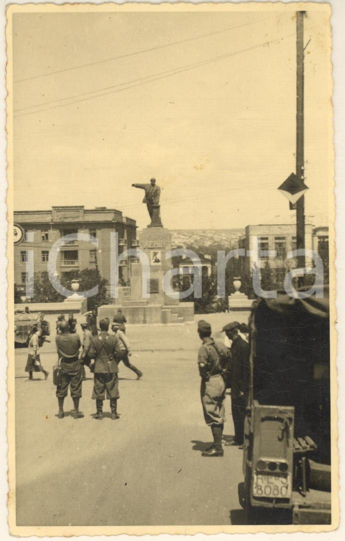 Fotografia d epoca originale 1942 WW2 VOROSHILOVGRAD/ LUHANSK  ARMIR Italiani presso monumento a Lenin Foto 1