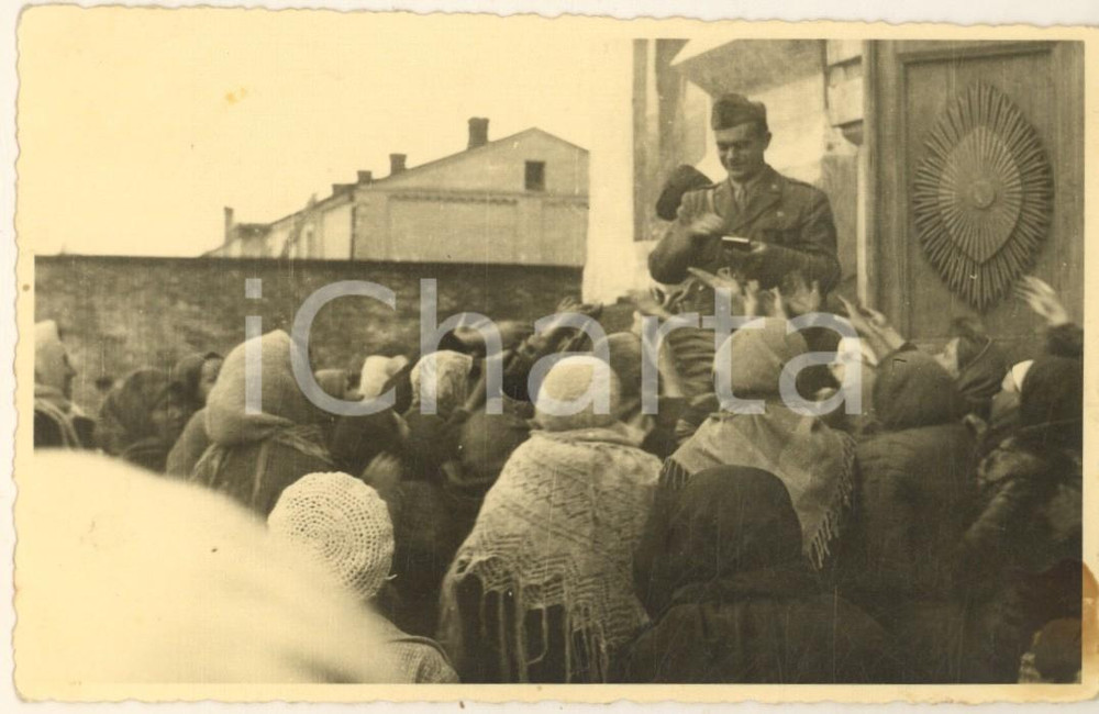 Fotografia d epoca originale 1942 WW2 Campagna RUSSIA  ARMIR  Cappellano PASUBIO distribuisce medaglie FOTO 1