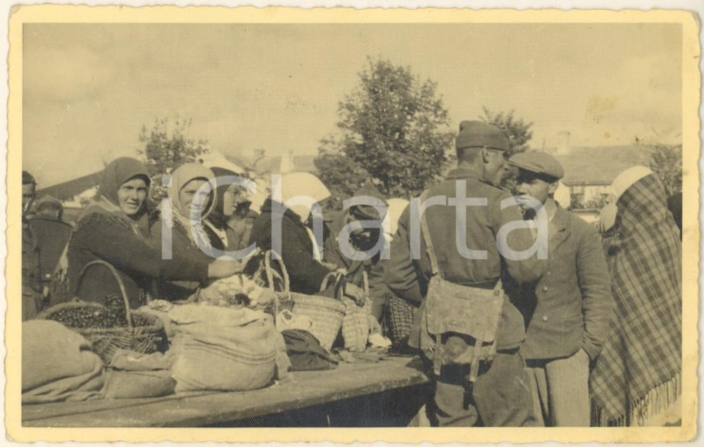 Fotografia d epoca originale 1942 WW2 Campagna RUSSIA  ARMIR  Donne e soldati al mercato Foto 14x9 cm 1
