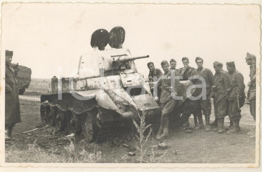 Fotografia d epoca originale 1942 WW2 Campagna di RUSSIA  ARMIR  Italiani con carro armato russo Foto 1