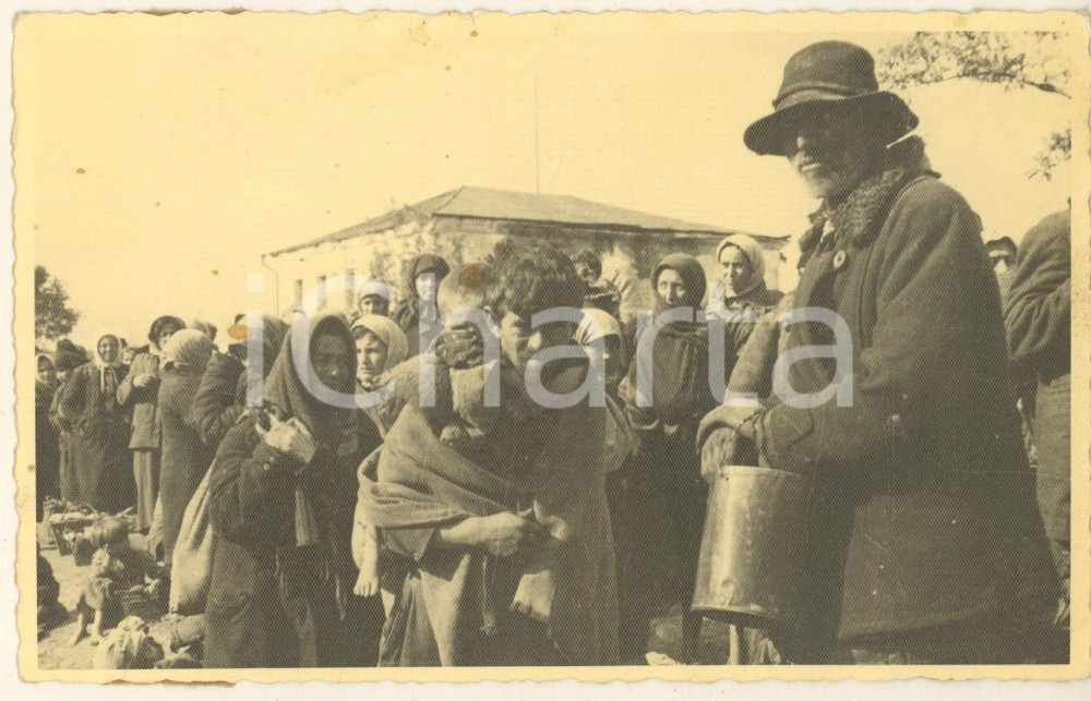 Fotografia d epoca originale 1942 WW2 Campagna di RUSSIA  Popolazione locale in coda al mercato Foto 14x9 1