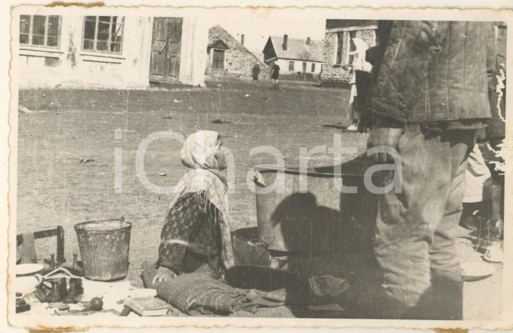Fotografia d epoca originale 1942 WW2 Campagna di RUSSIA  Venditrice al mercato in un villaggio Foto 14x9 1