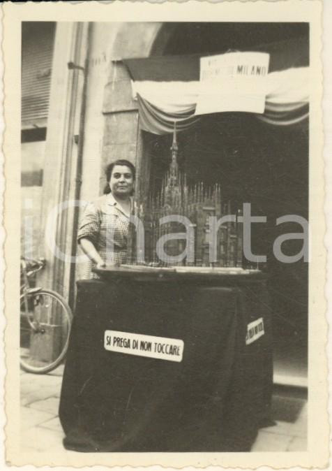 Fotografia d epoca originale 1950 ca MILANO Duomo dell artigiano Pietro MORINI in mostra Foto 5x6 cm 1