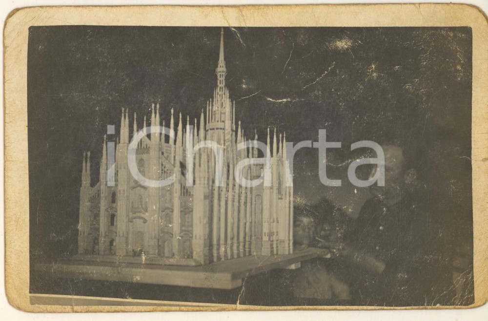 Fotografia d epoca originale 1950 ca MILANO Artigiano Pietro MORINI di Voghera con il suo Duomo Foto 14x9 1