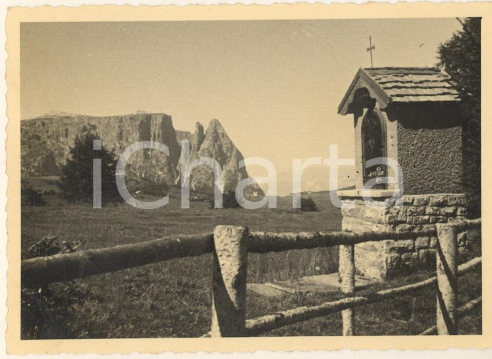 Fotografia d epoca originale 1939 DOLOMITI Gruppo dello Sciliar  Cappelletta al Rifugio ICARO Foto 12x9 cm 1