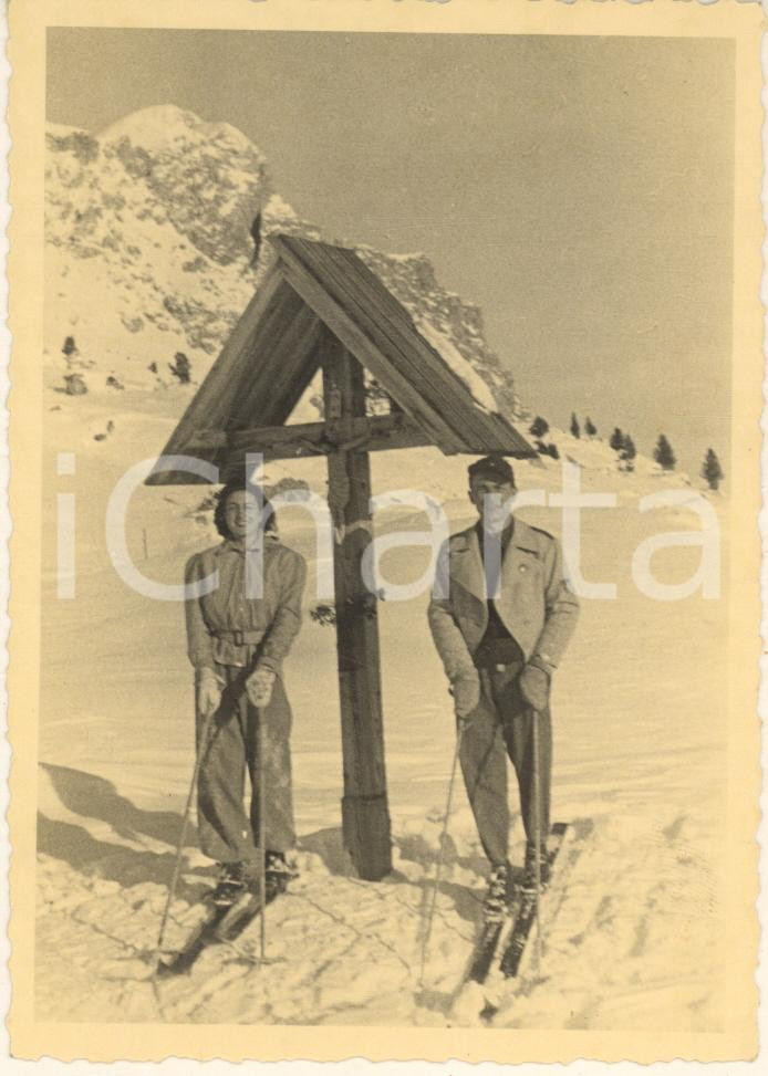 Fotografia d epoca originale 1939 DOLOMITI Passo FALZAREGO  Coppia di sciatori Foto COSTUME 9x14 cm 1