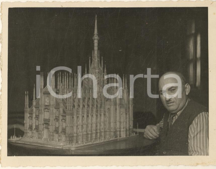 Fotografia d epoca originale 1950 ca MILANO Artigiano Pietro MORINI di Voghera con il suo Duomo Foto 11x8 1