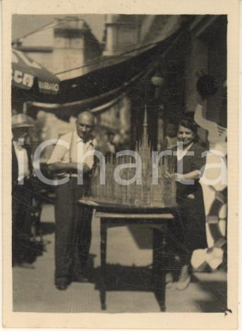Fotografia d epoca originale 1950 ca MILANO Artigiano Pietro MORINI di Voghera con il suo Duomo Foto 5x6 1